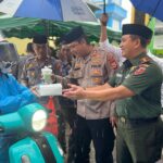 Polres Gowa Bersama Kodim 1409/Gowa Bagikan Takjil kepada Pengendara dan Warga di Barombong