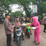 Polsek Bontomarannu dan Bhayangkari Ranting Bontomarannu Bagikan Takjil kepada Pengguna Jalan