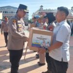 Kapolres Gowa Memberikan Paket Lebaran Kepada Personel dan ASN Polres Gowa Secara Simbolis