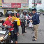 Kasat Narkoba Polres Gowa Bagikan Takjil kepada Pengendara dan Warga