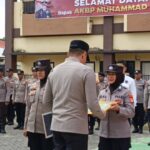 Polres Gowa Beri Penghargaan kepada Polwan atas Aksi Kemanusiaan Bantu Pengendara Bentor