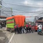 Personel Patroli Perintis Presisi Satsamapta Polres Gowa Bantu Dorong Truk Mogok di Jalan Andi Tonro