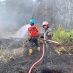 Ketua DPRD Murung Raya Turun Langsung Padamkan Kebakaran Lahan di Puruk Cahu