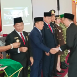 Bupati Murung Raya Serahkan Satyalancana Karya Satya kepada 27 ASN