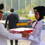Bupati Heriyus Serahkan Bendera Merah Putih kepada Paskibraka untuk Dikibarkan pada HUT ke-81 RI