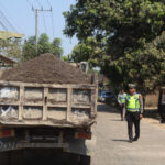Tegaskan Keselamatan Jalan, Satlantas Polresta Gowa Kembali Tegur Pengemudi Truk Material Tanpa Terpal di Jalan Poros Cadika