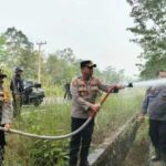 Kapolres Murung Raya Terjun Langsung Padamkan Api Karhutla Di Kecamatan Permata Intan