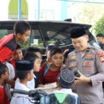 Sentuhan Humanis Warnai Safari Jumat Kapolresta Gowa: Personel Polresta Gowa Dekat dan Mengayomi Anak-Anak di Barombong