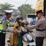 Kasat Lantas Bersama Kapolresta Gowa Turun Tangan Urai Kemacetan dan Bagikan Helem Anak Demi Keselamatan Berkendara